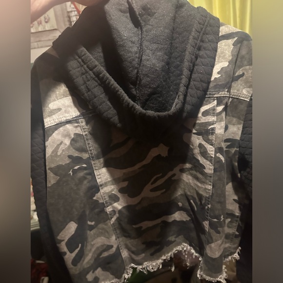 Women’s size XL hooded jacket camouflage/black excellent condition - Picture 2 of 2